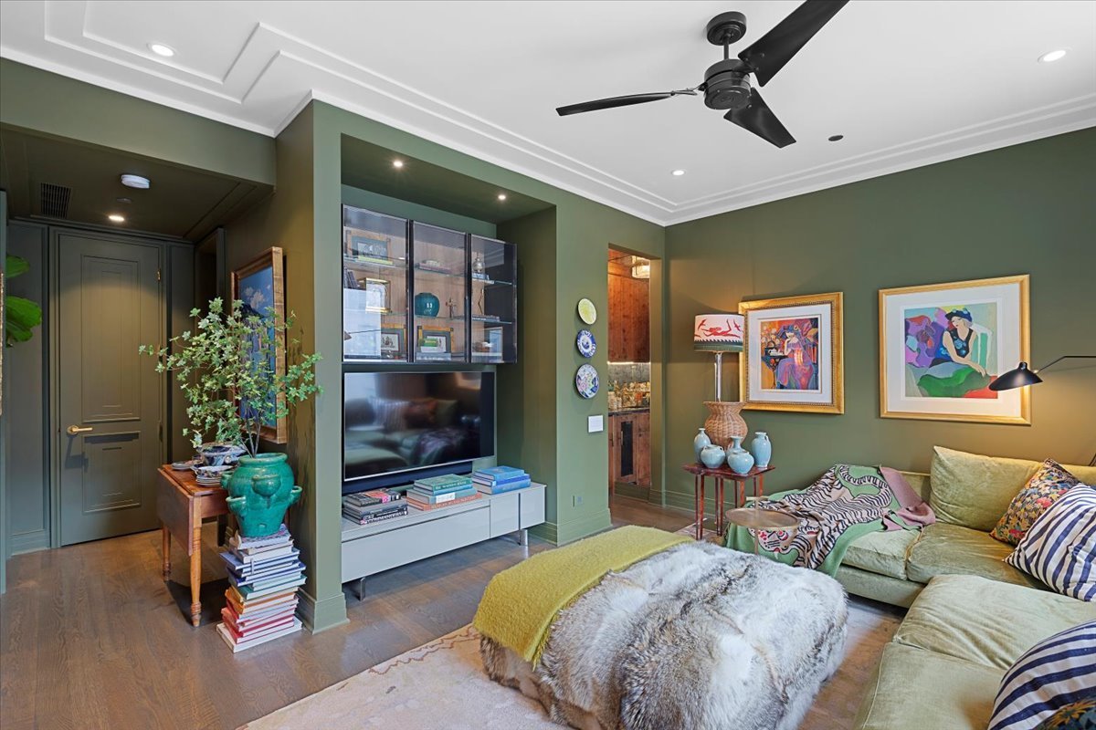 159 E Walton Place Unit: 8C