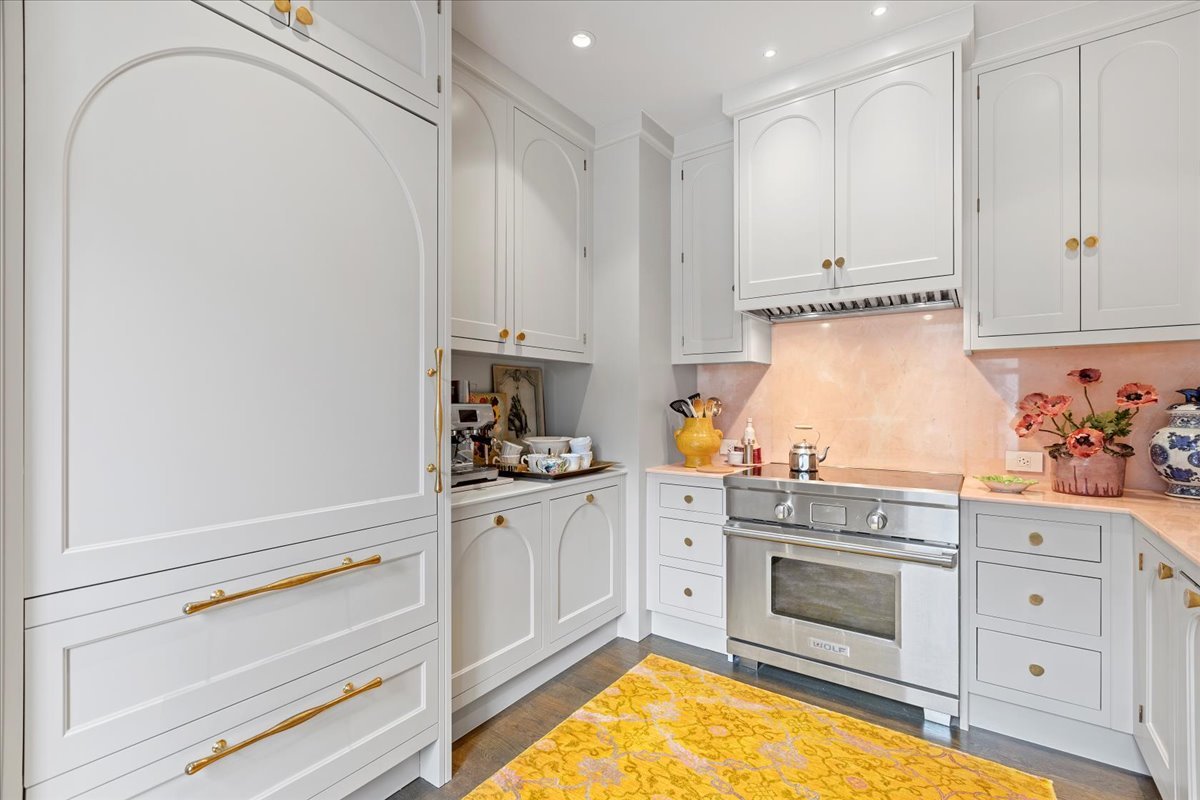 159 E Walton Place Unit: 8C
