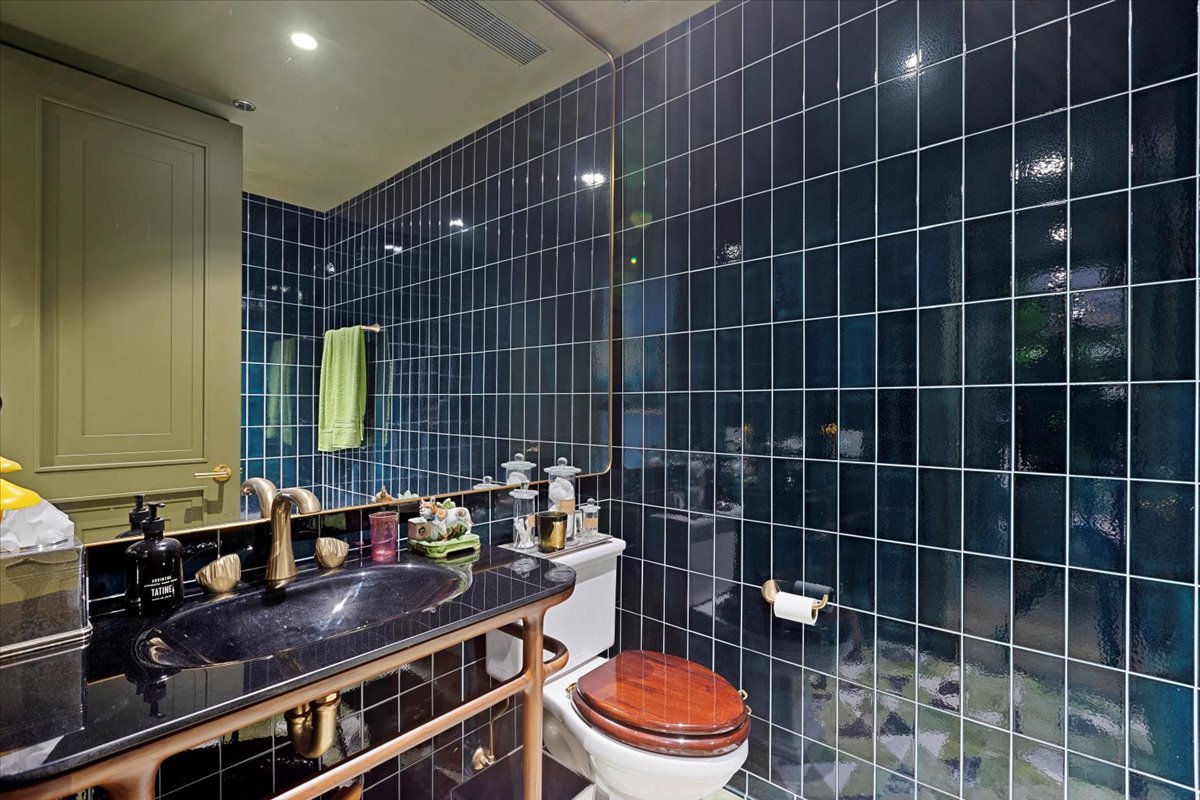 159 E Walton Place Unit: 8C