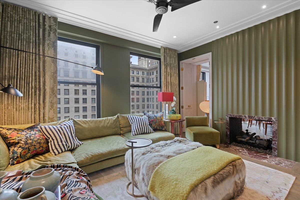 159 E Walton Place Unit: 8C