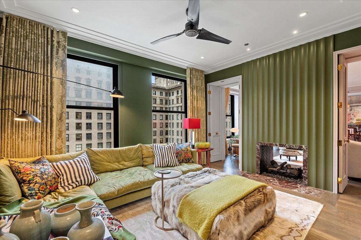 159 E Walton Place Unit: 8C