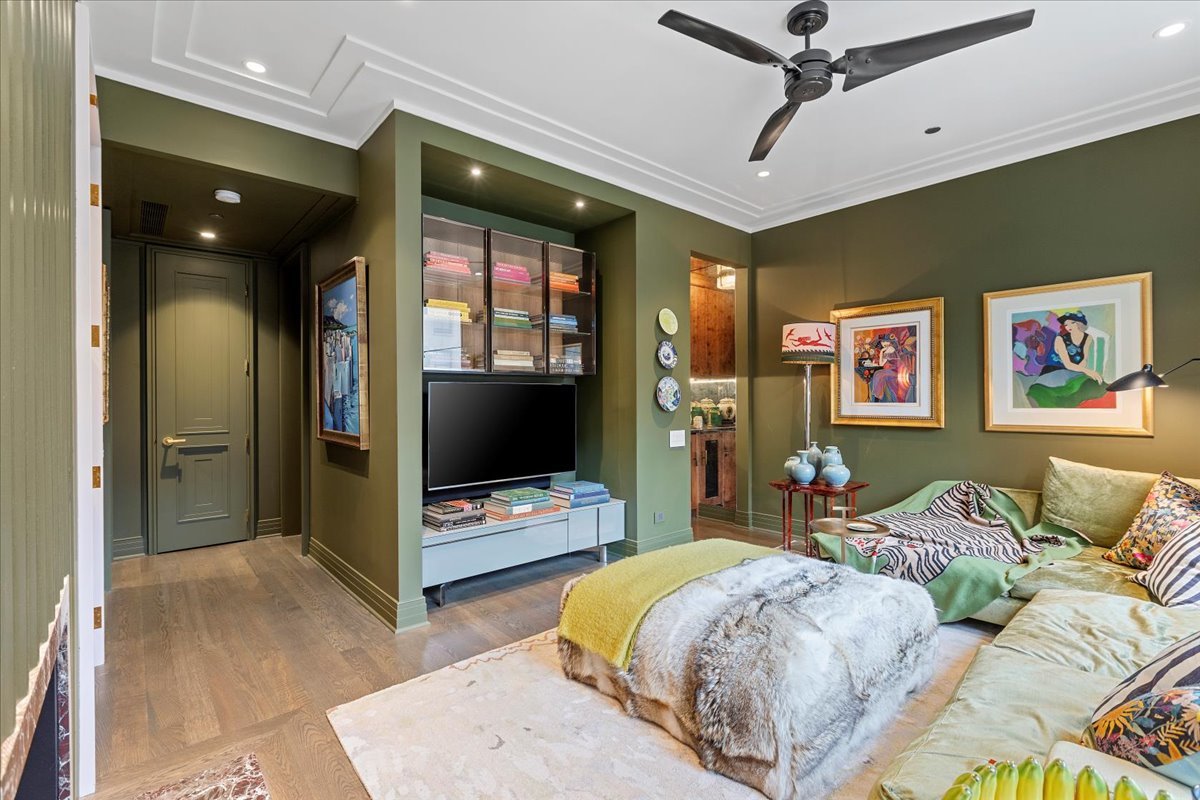 159 E Walton Place Unit: 8C