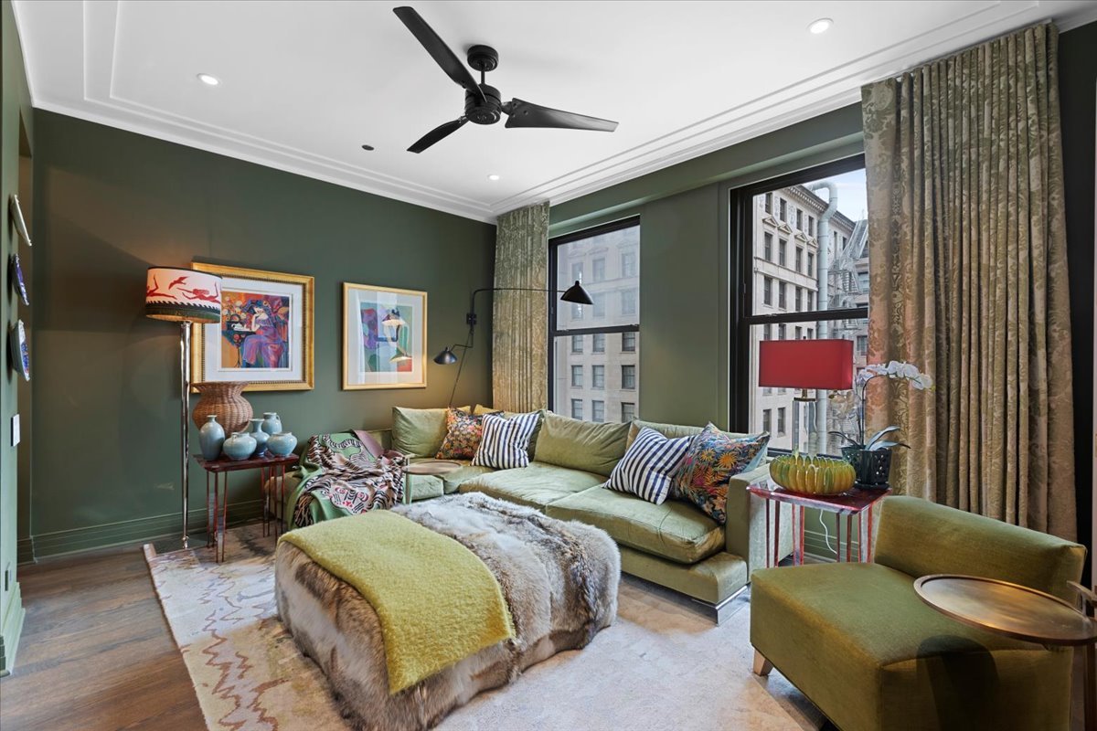 159 E Walton Place Unit: 8C