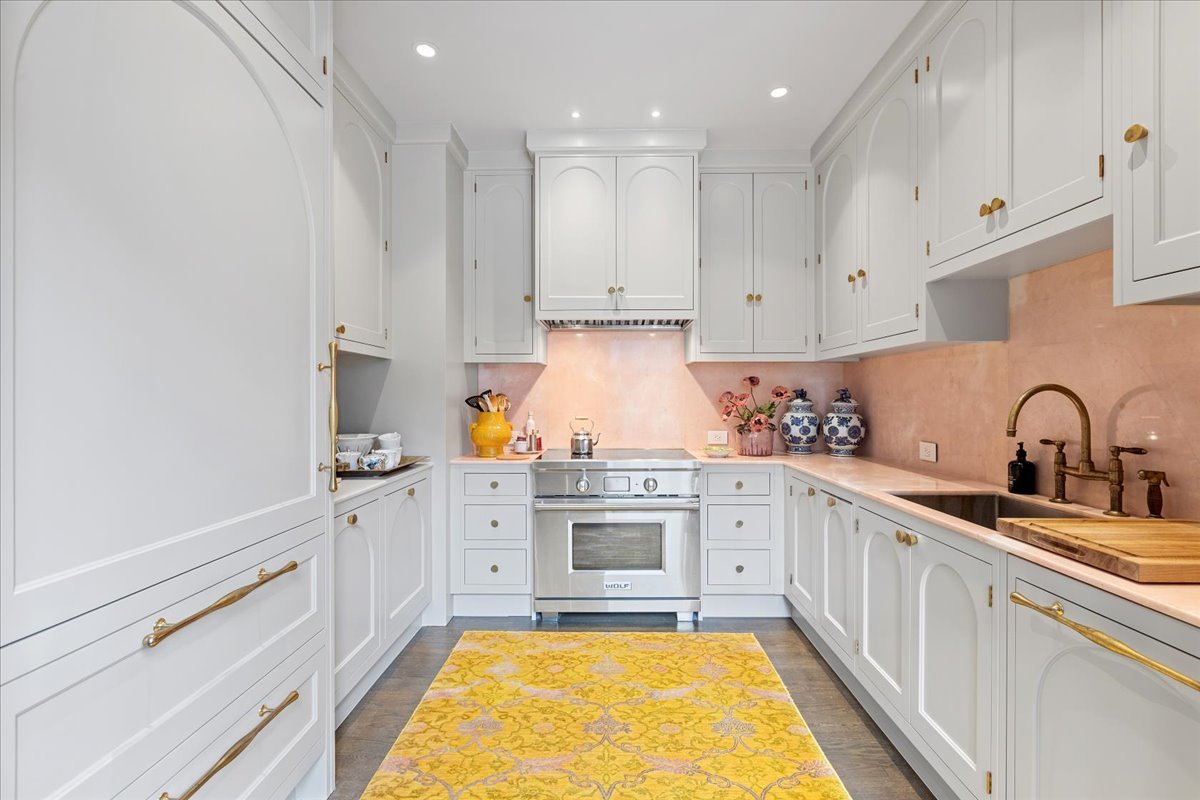 159 E Walton Place Unit: 8C