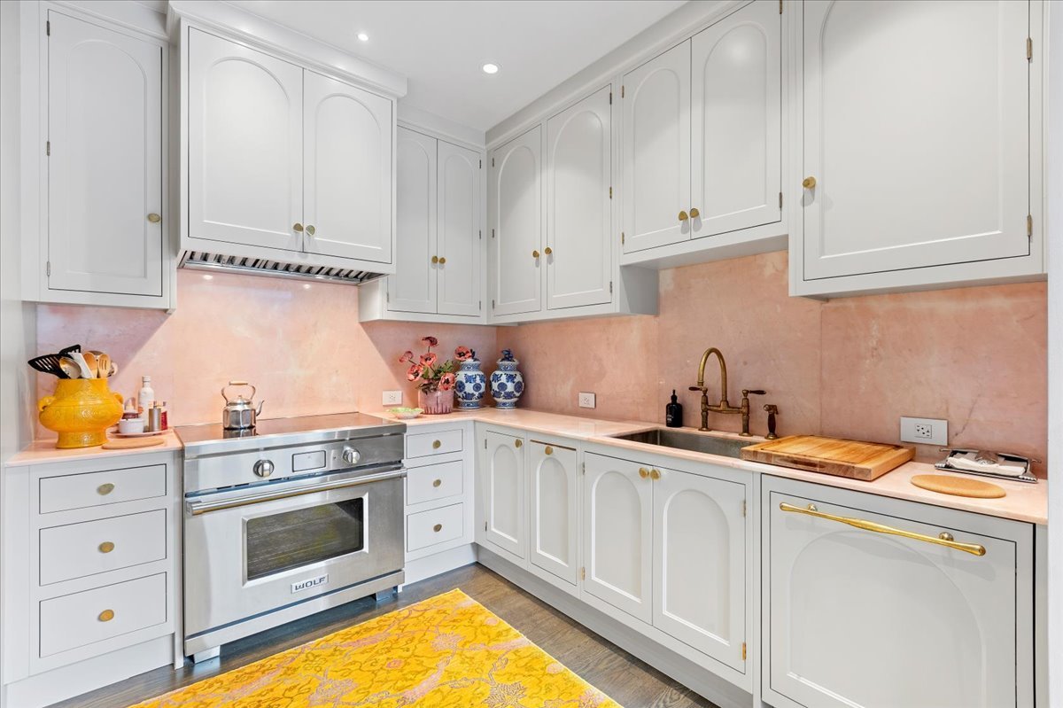 159 E Walton Place Unit: 8C