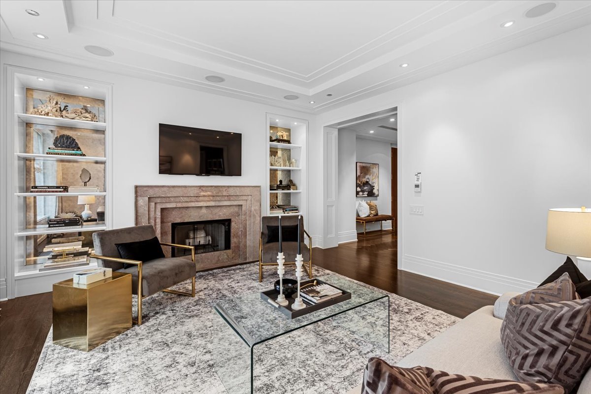 159 E Walton Place Unit: 5G