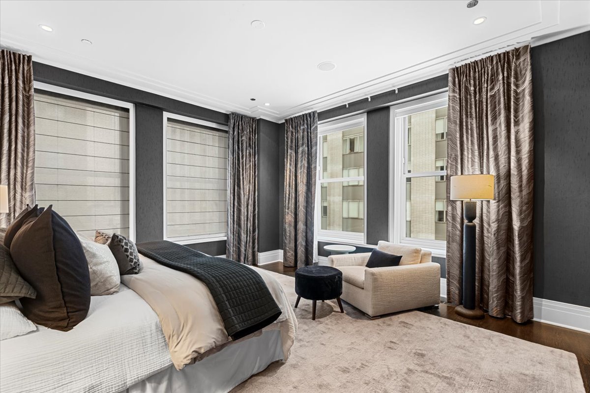 159 E Walton Place Unit: 5G