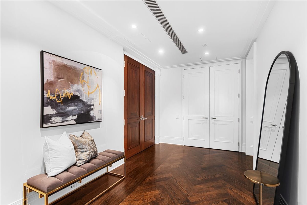 159 E Walton Place Unit: 5G