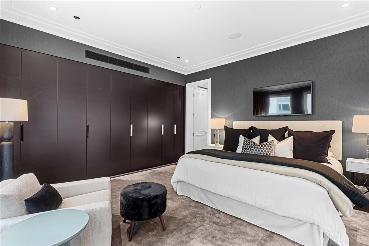 159 E Walton Place Unit: 5G