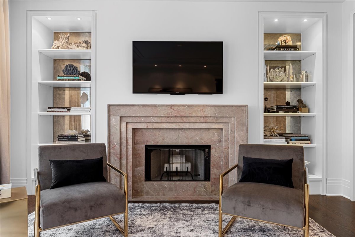 159 E Walton Place Unit: 5G