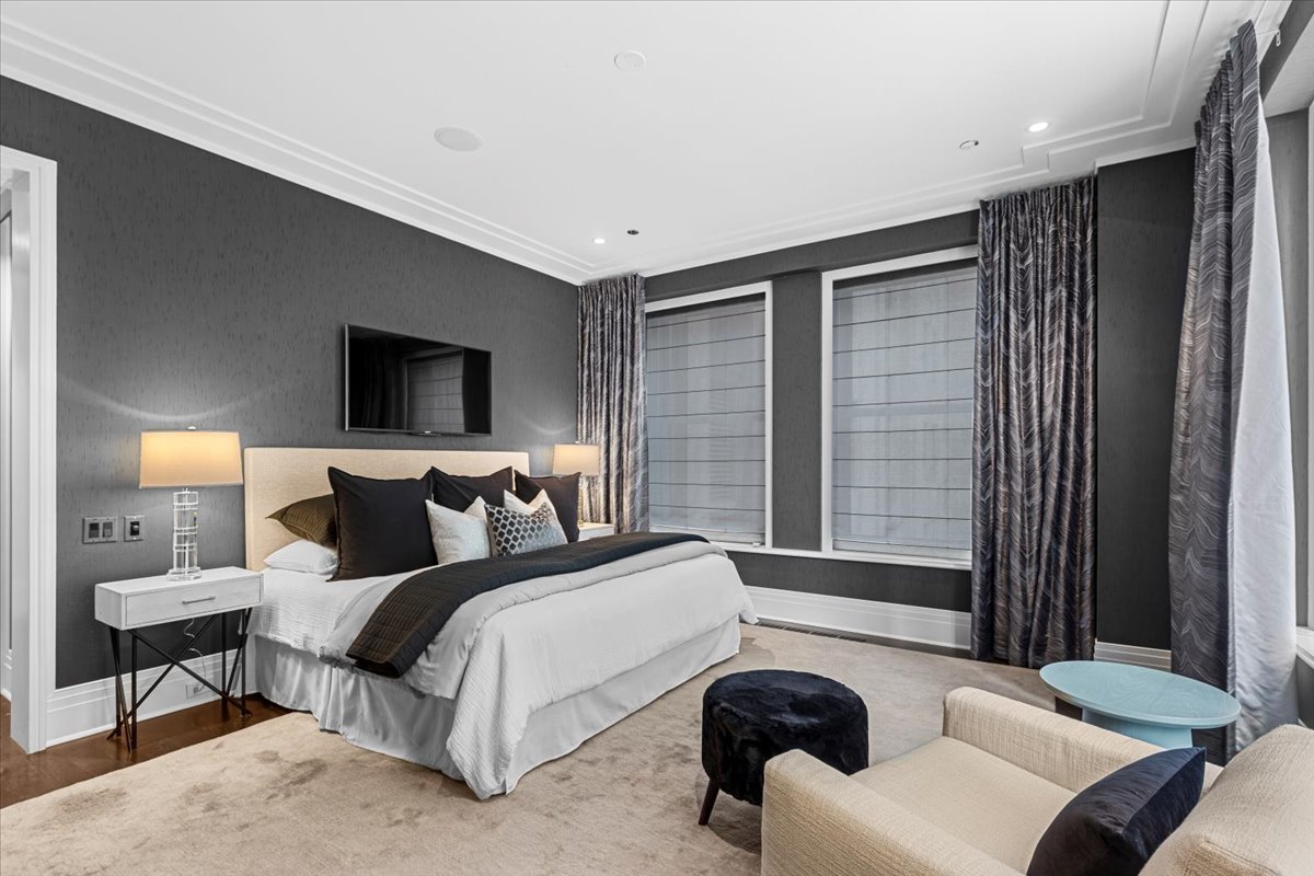 159 E Walton Place Unit: 5G