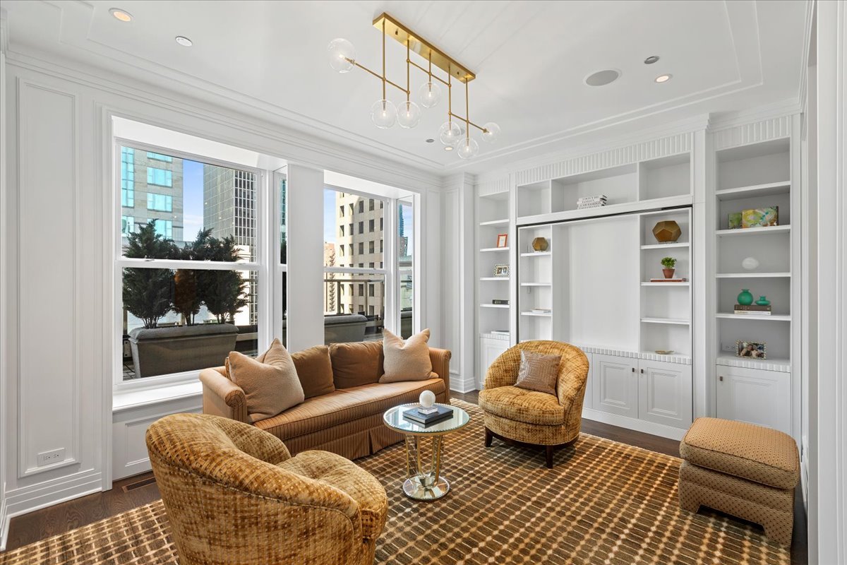 159 E WALTON Place Unit: 11F