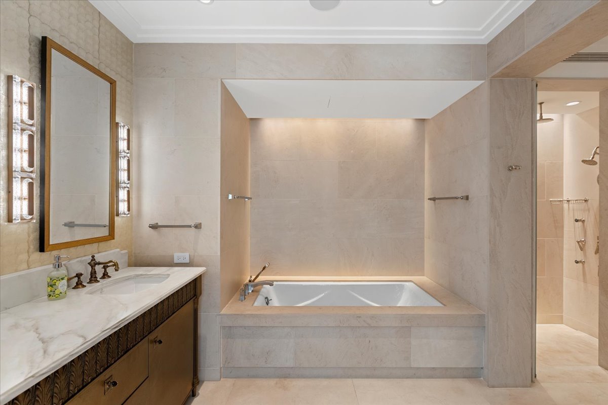 159 E WALTON Place Unit: 11F