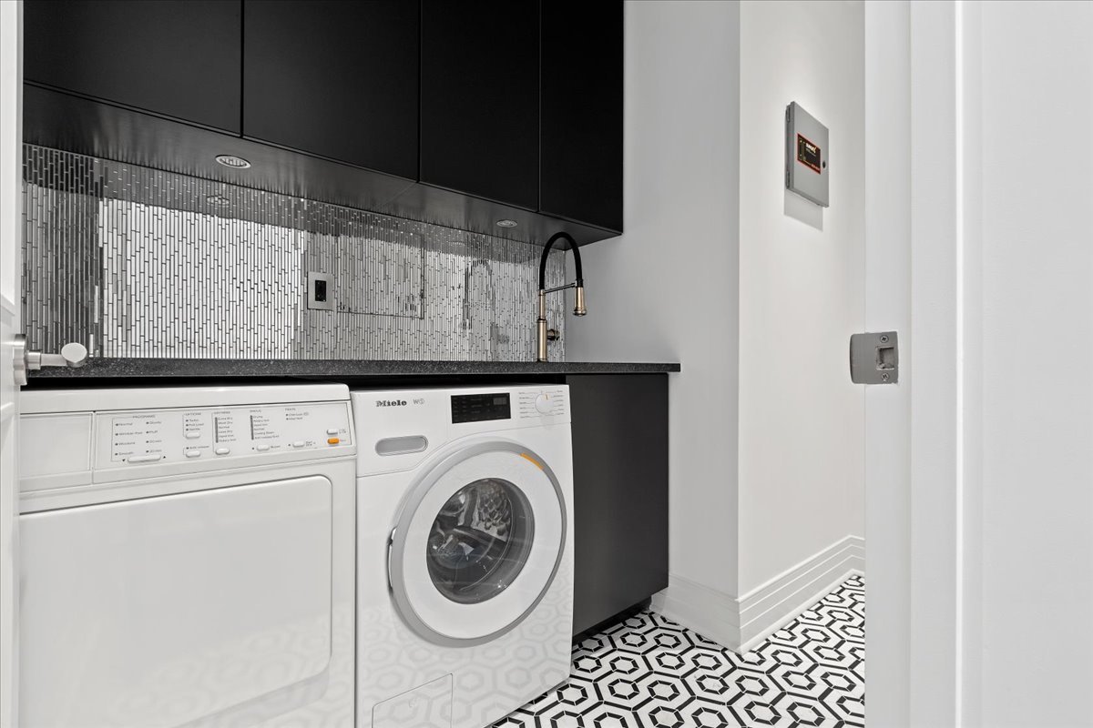 159 E WALTON Place Unit: 11F