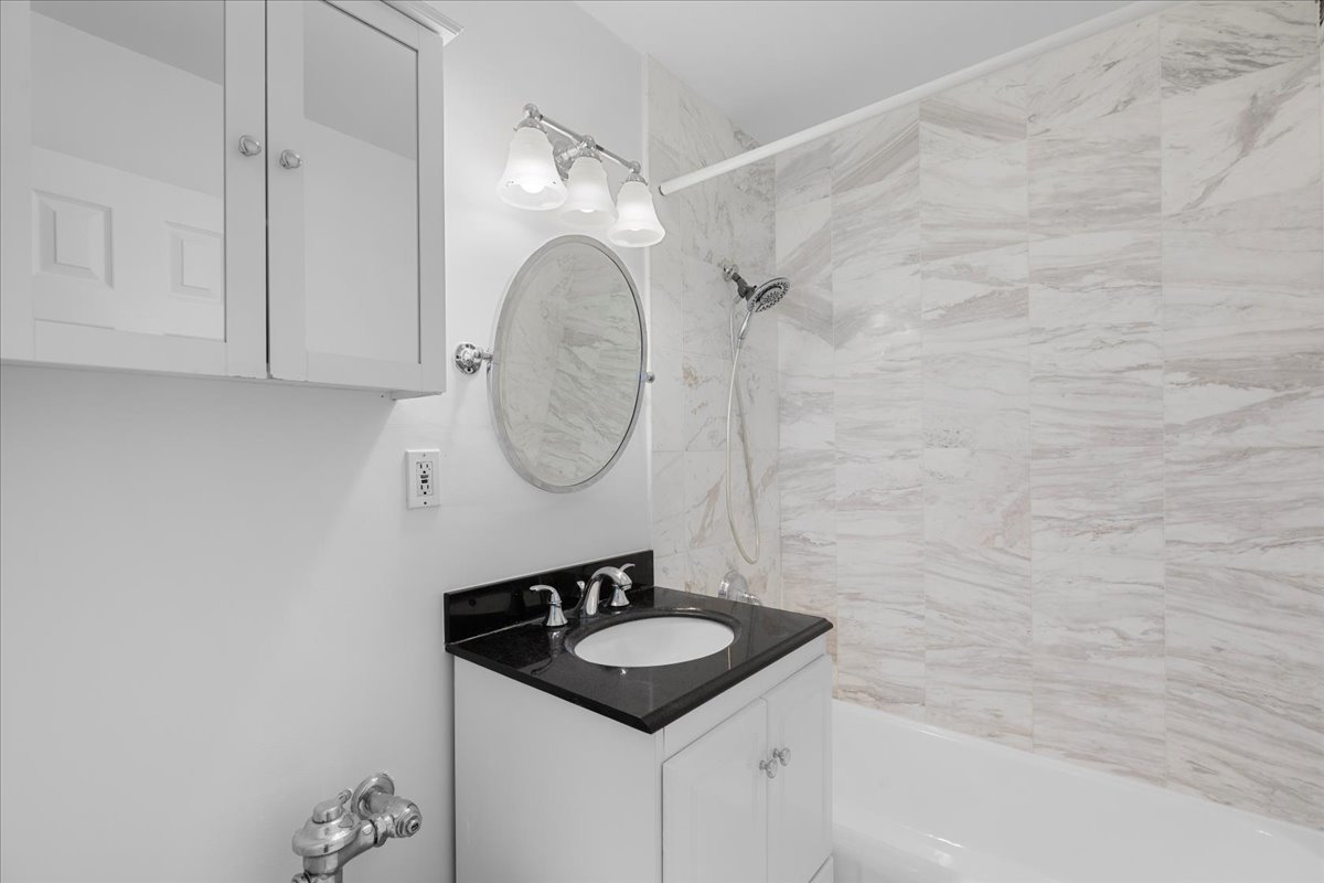 2970 N Lake Shore Drive Unit: 6F