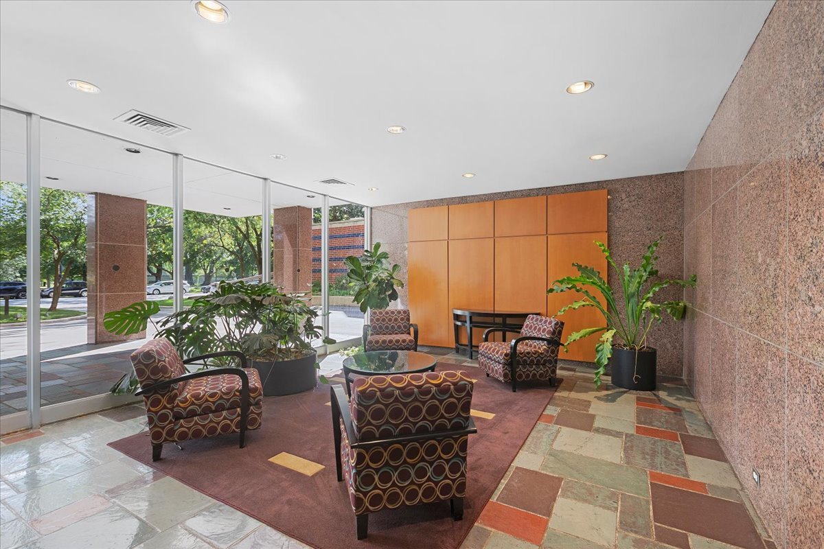 2970 N Lake Shore Drive Unit: 6F