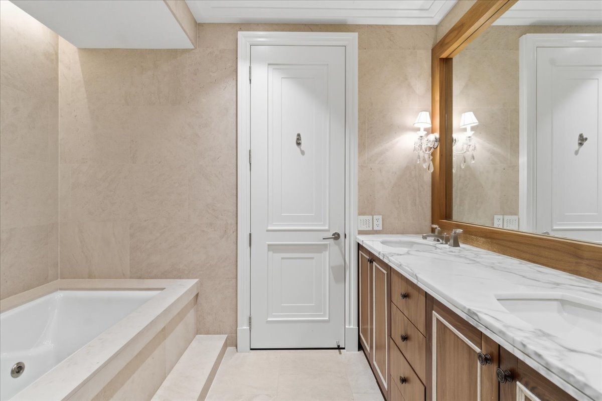 159 E WALTON Place Unit: 5B