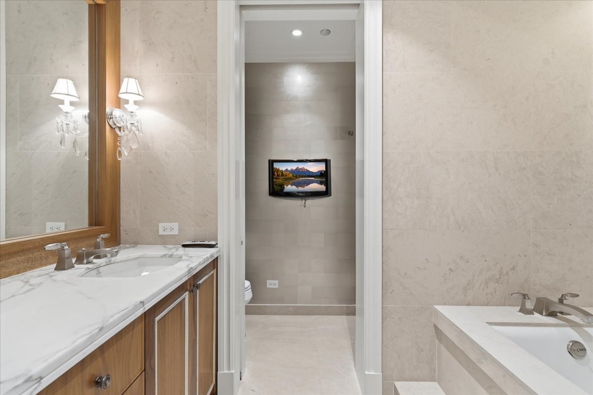 159 E WALTON Place Unit: 5B