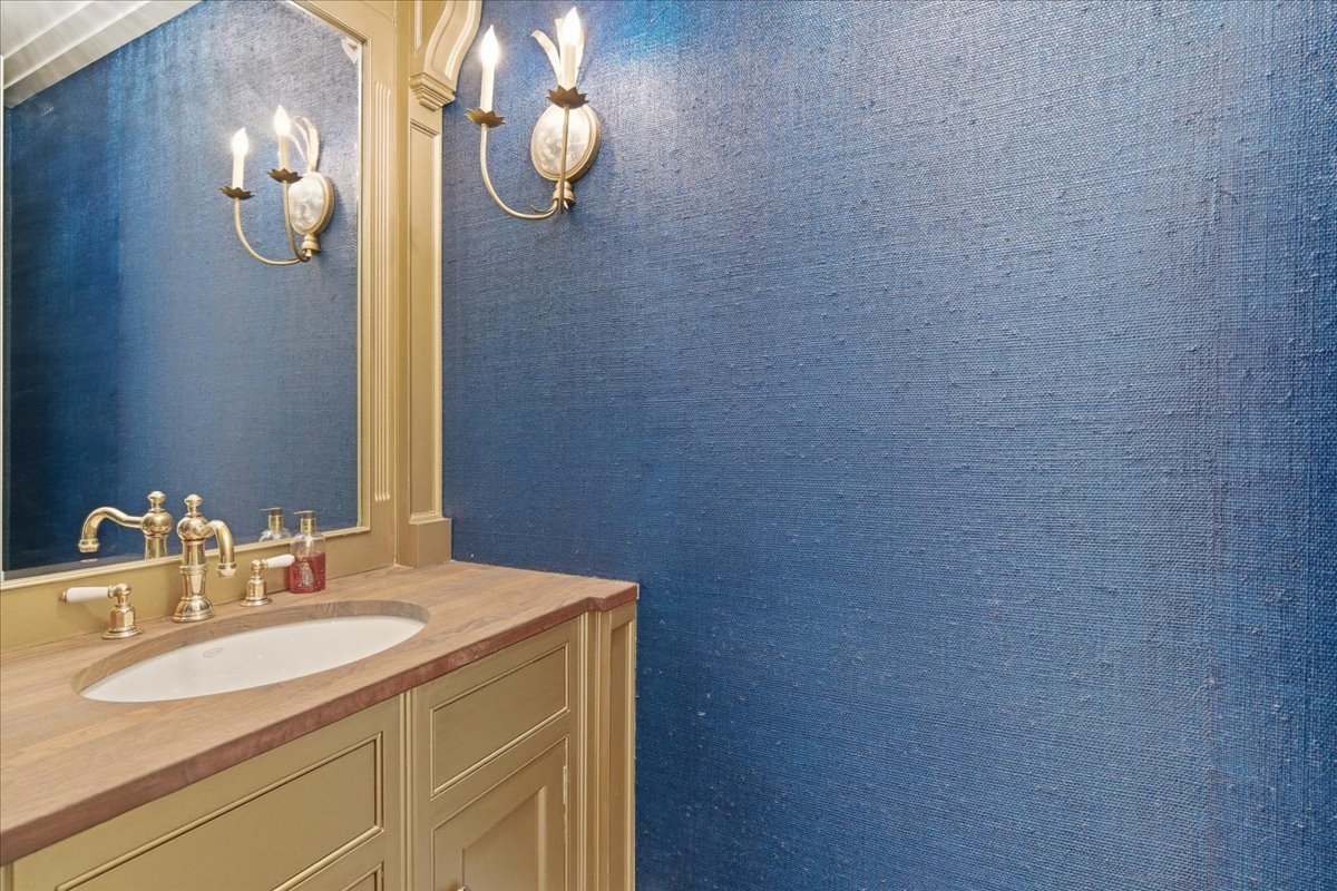 159 E WALTON Place Unit: 5B