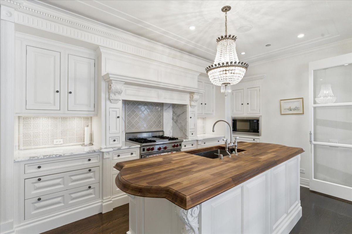 159 E WALTON Place Unit: 5B