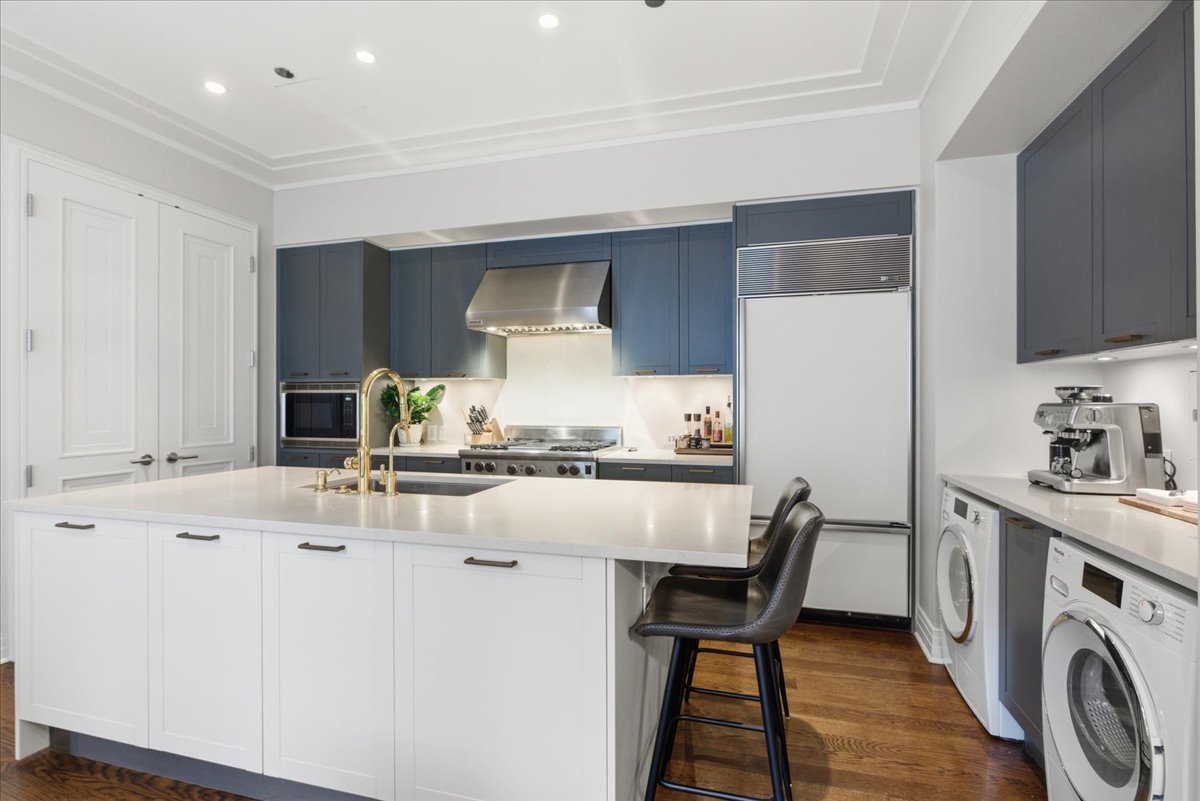 159 E Walton Place Unit: 12E