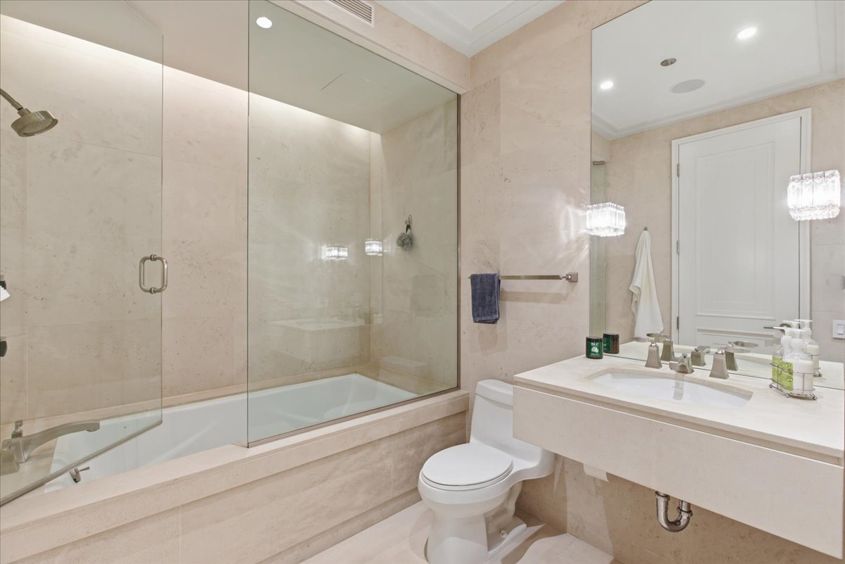 159 E Walton Place Unit: 12E