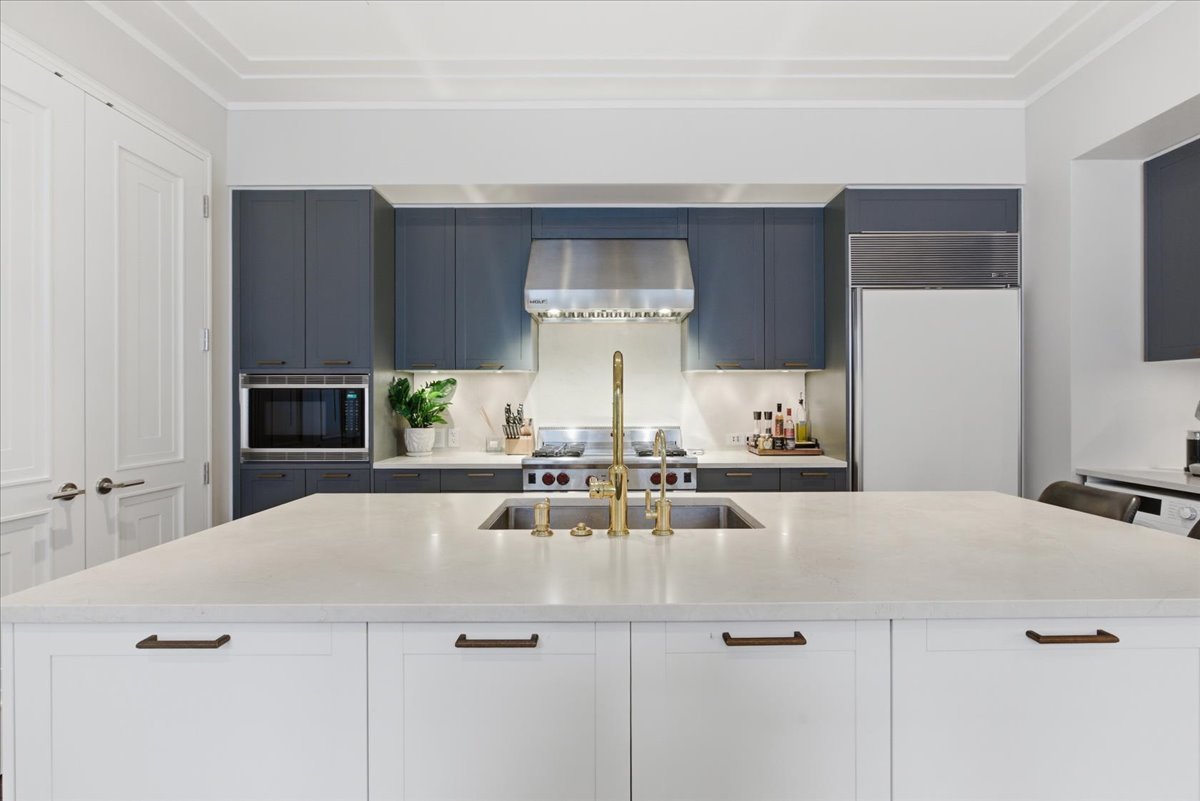 159 E Walton Place Unit: 12E