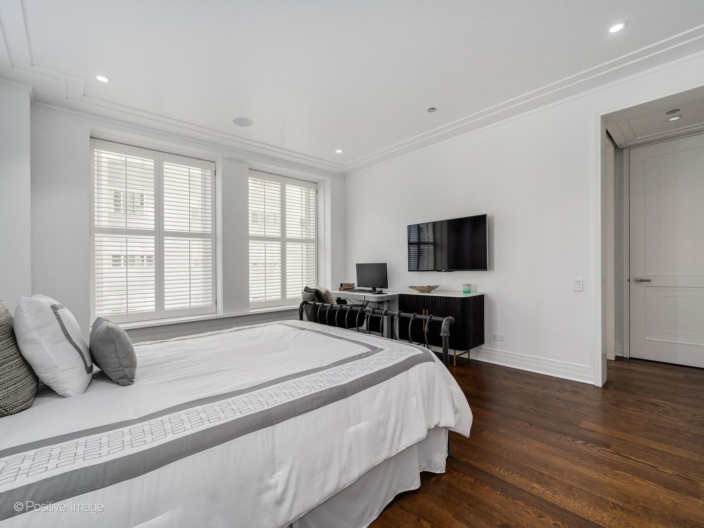 159 E Walton Place Unit: 7E