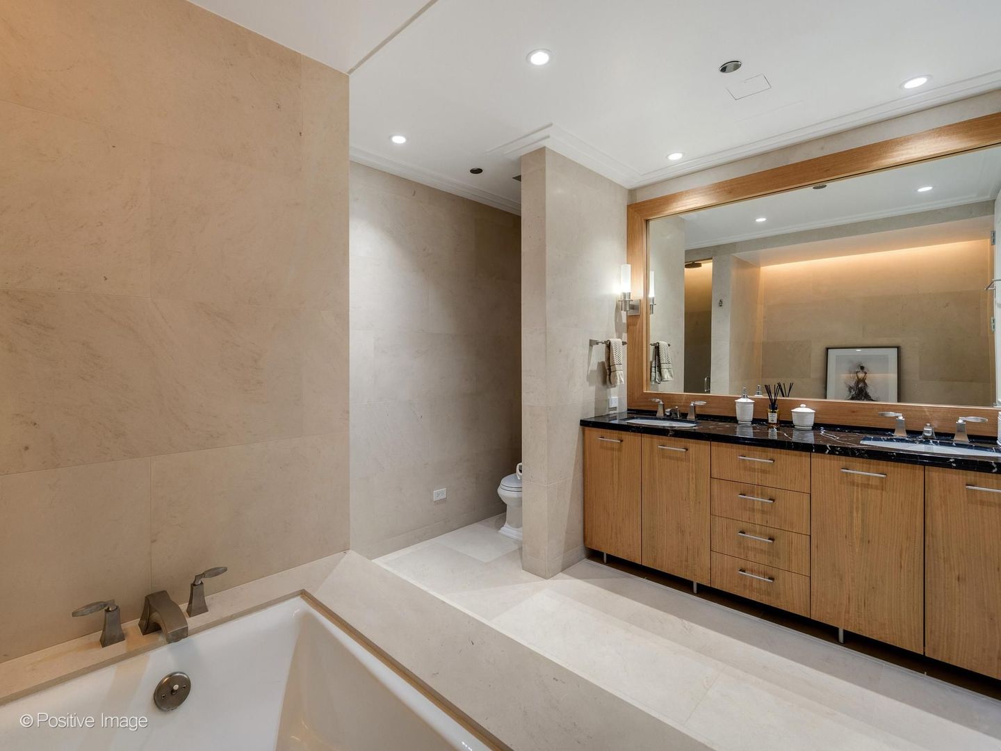 159 E Walton Place Unit: 7E