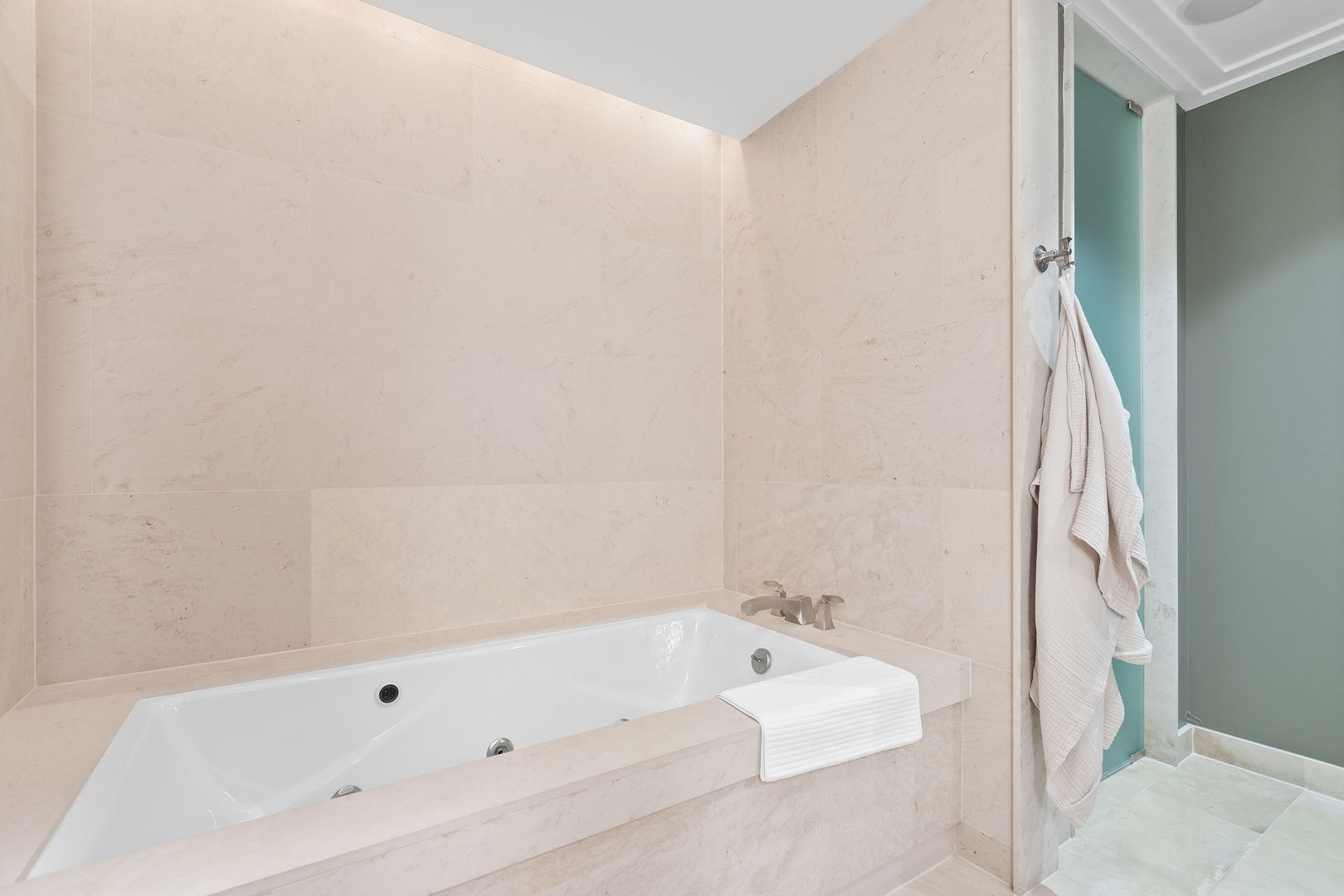 159 E WALTON Place Unit: 5C