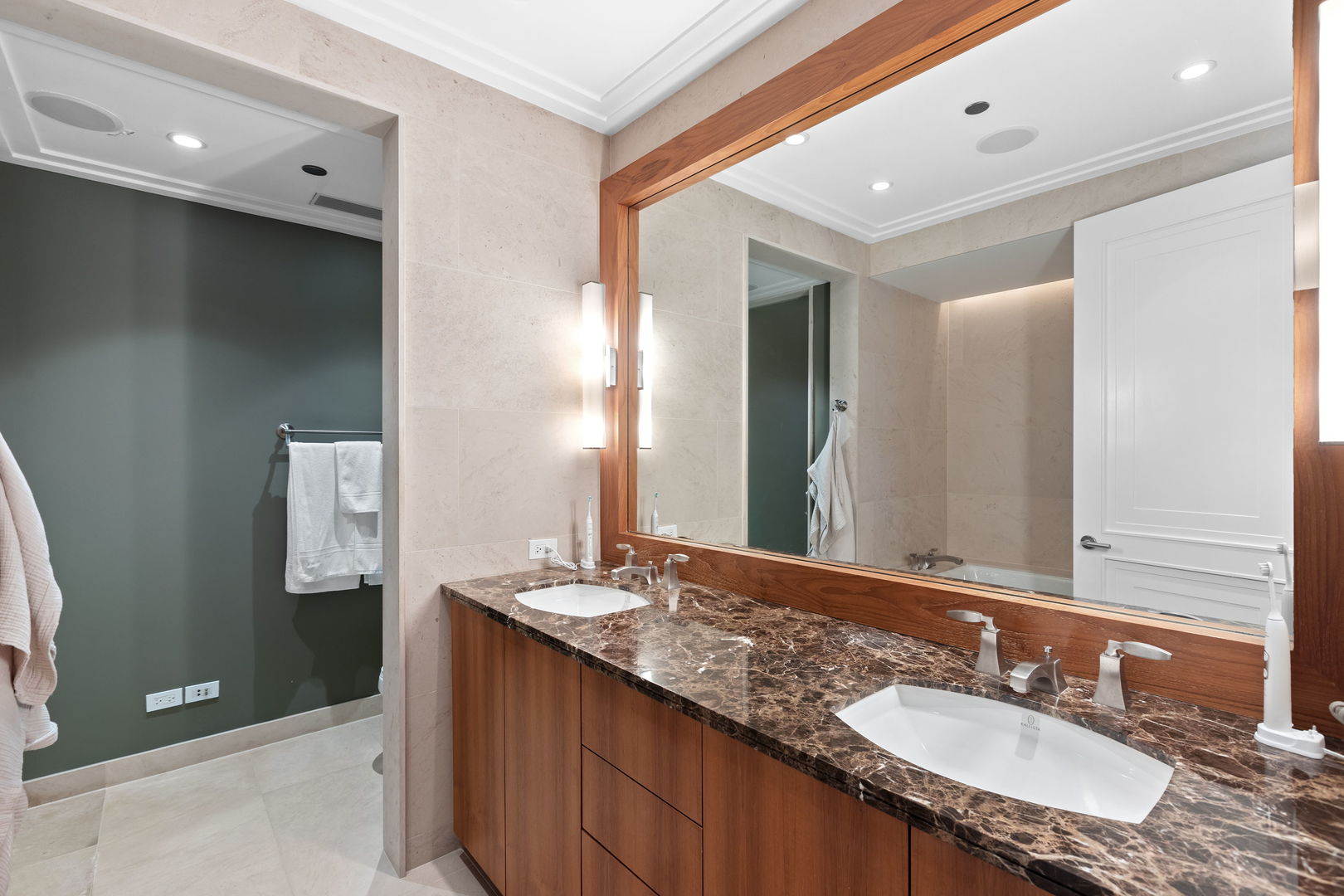 159 E WALTON Place Unit: 5C