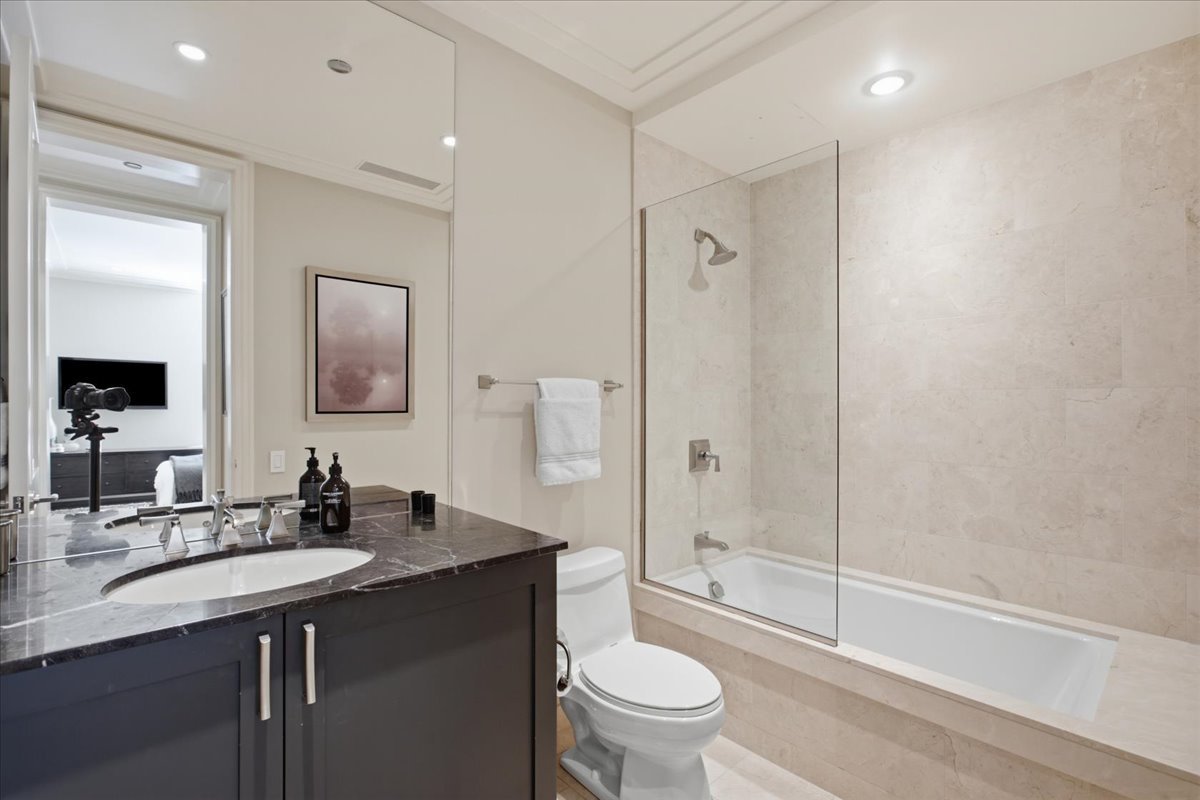 159 E Walton Place Unit: 8D