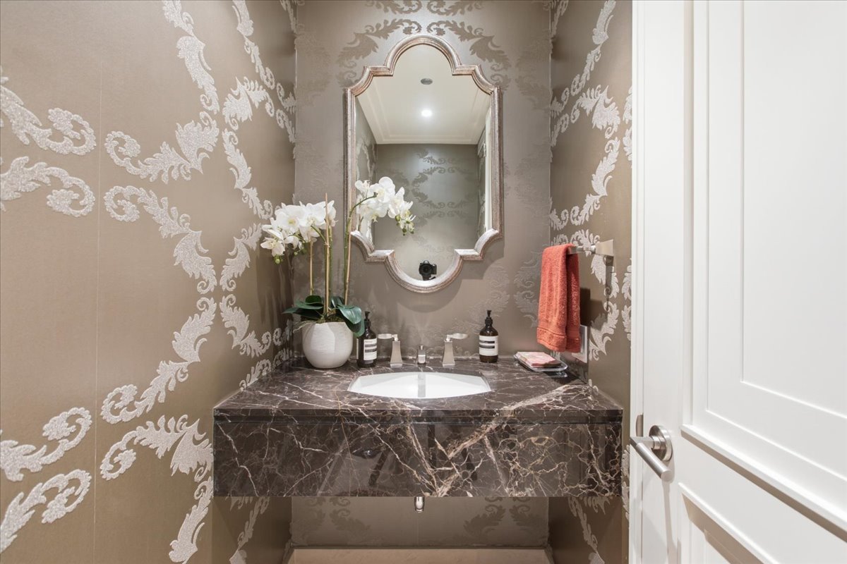 159 E Walton Place Unit: 8D