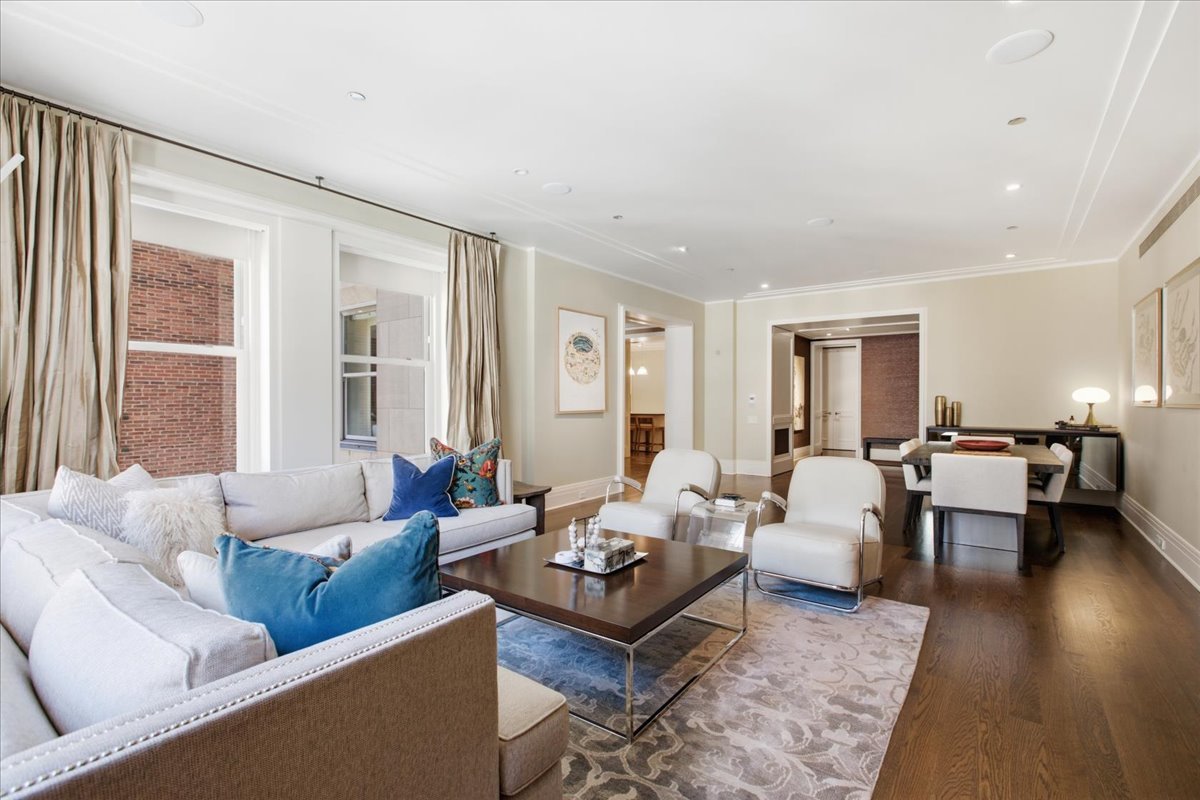 159 E Walton Place Unit: 8D