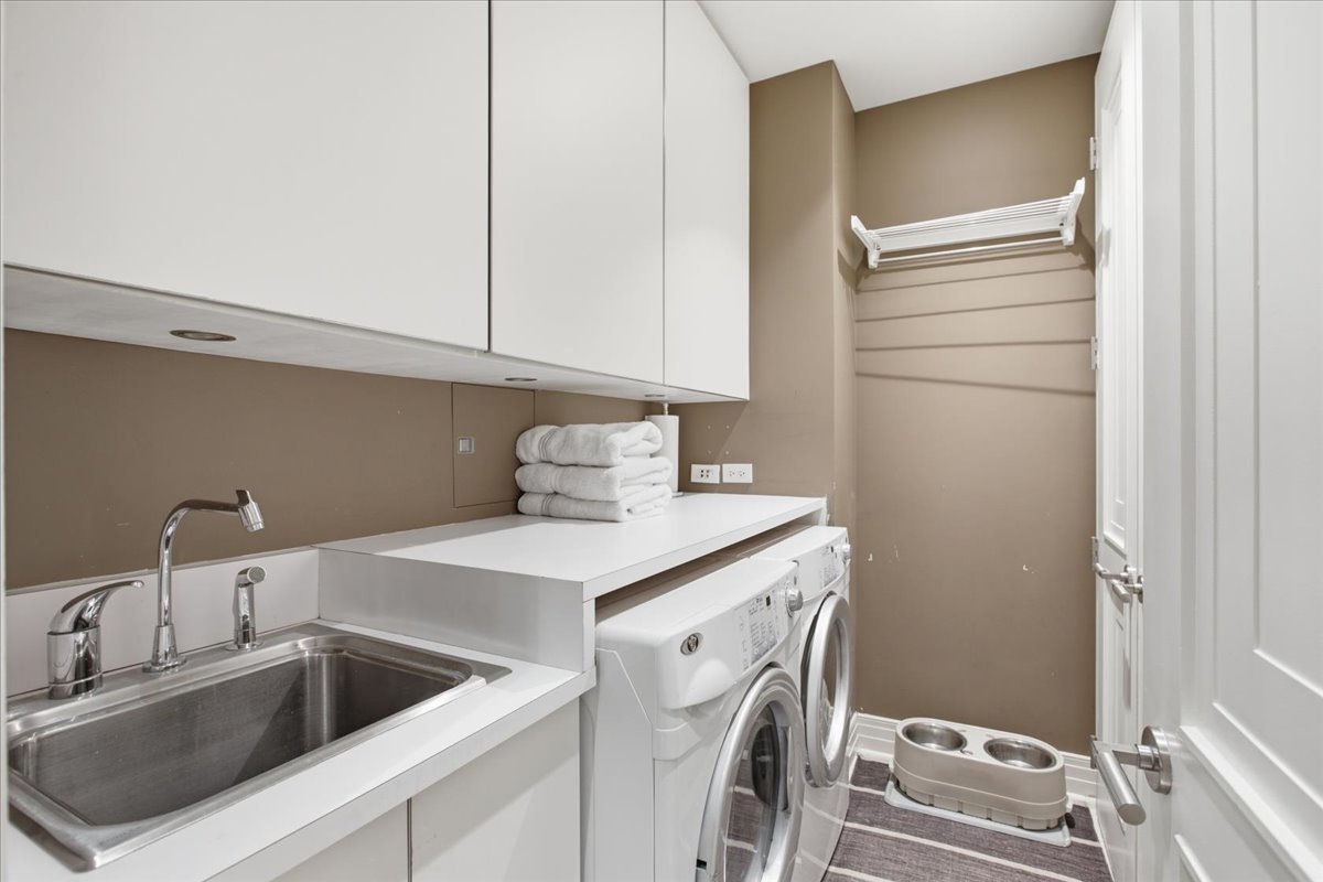 159 E Walton Place Unit: 8D
