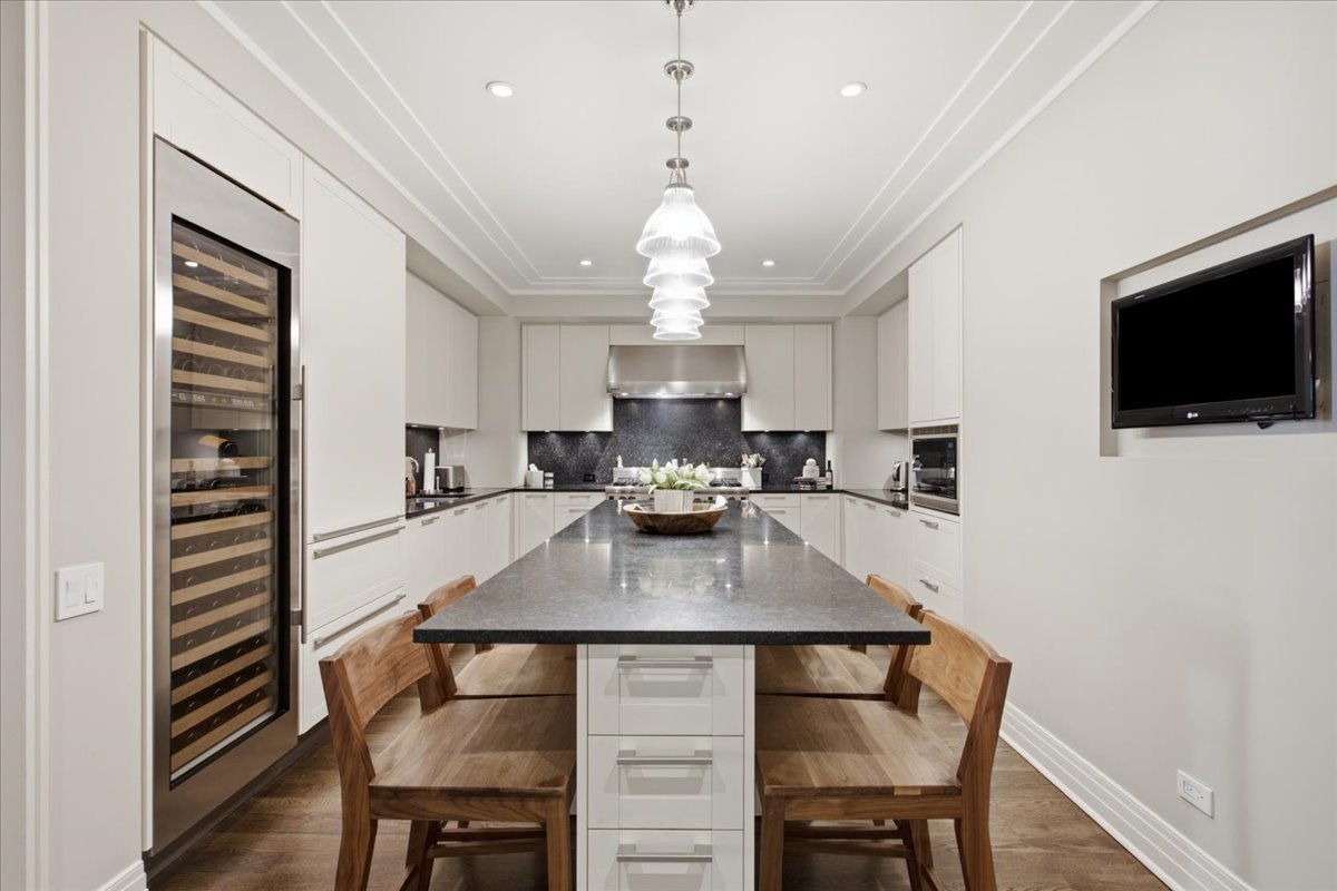 159 E Walton Place Unit: 8D