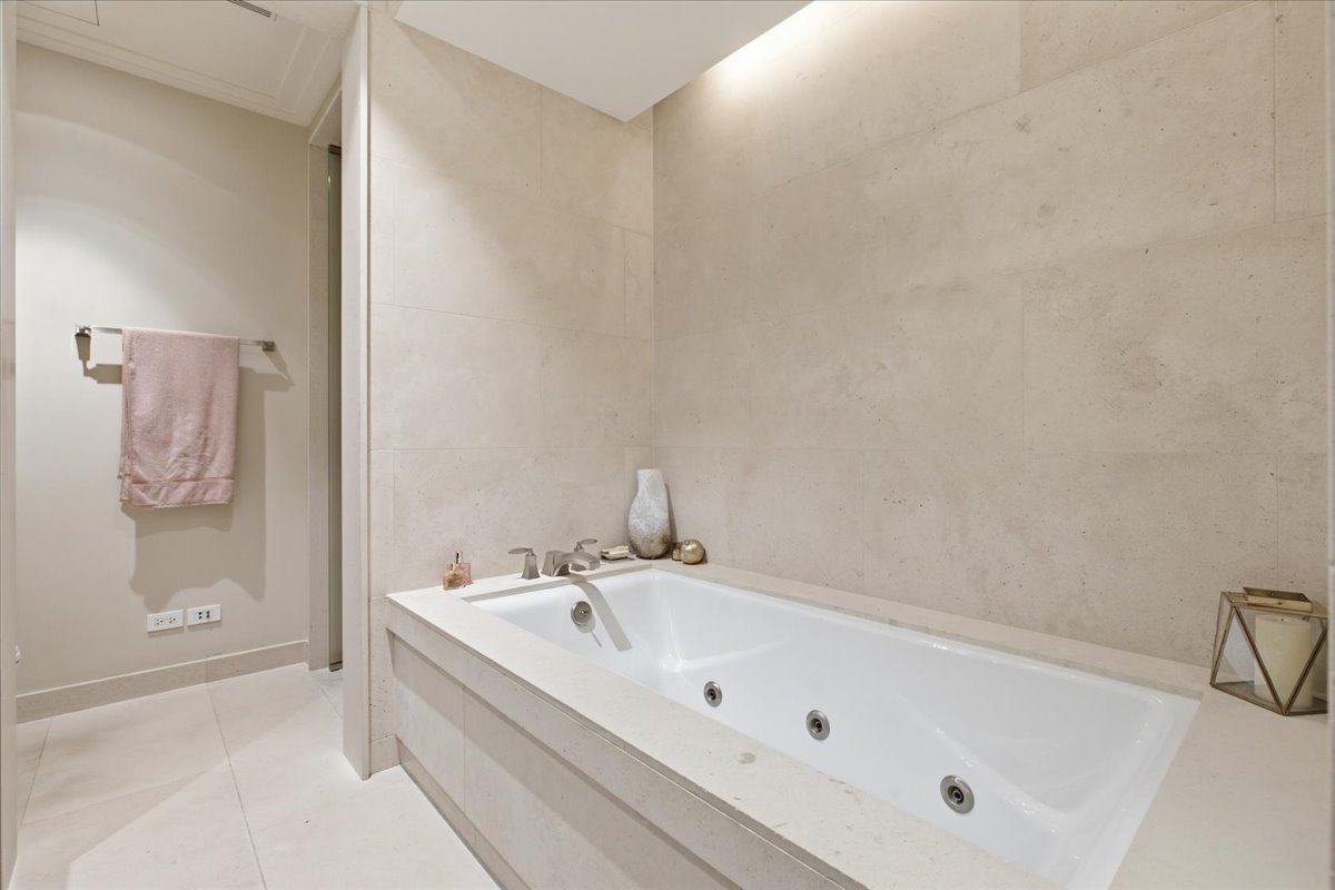 159 E Walton Place Unit: 8D