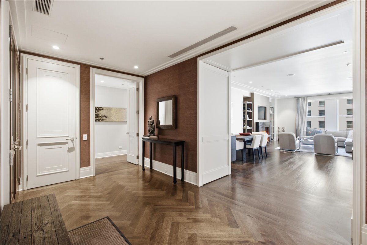 159 E Walton Place Unit: 8D