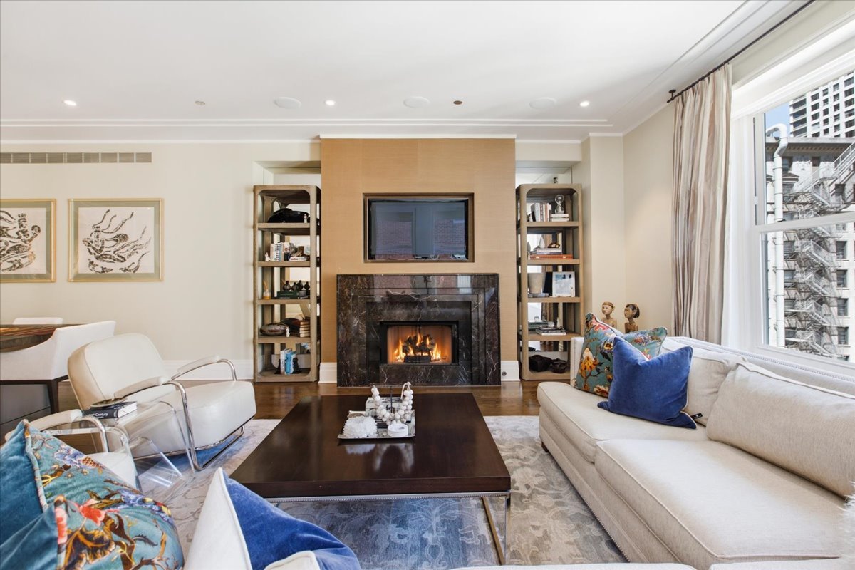 159 E Walton Place Unit: 8D
