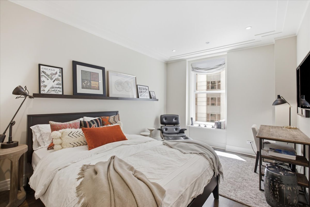 159 E Walton Place Unit: 8D