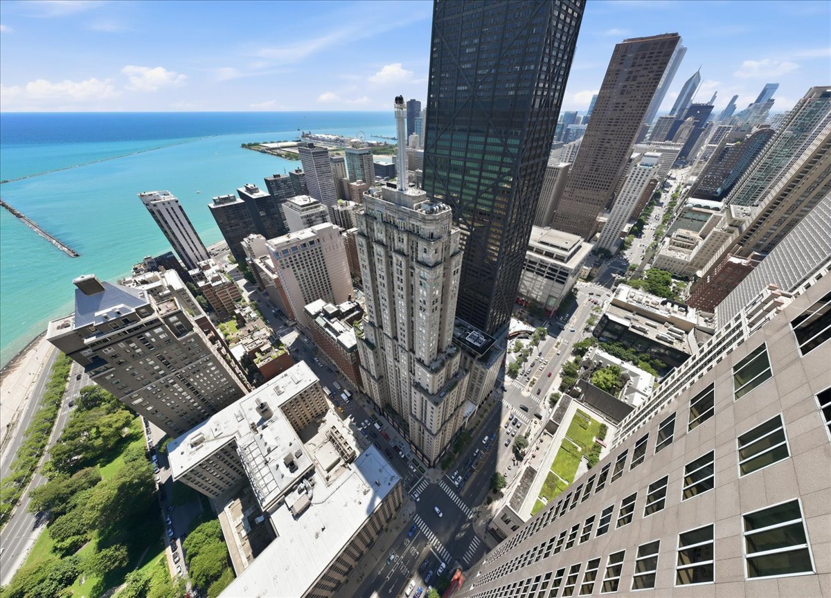 159 E Walton Place Unit: 8D