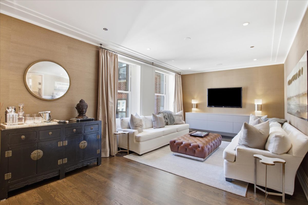 159 E Walton Place Unit: 8D