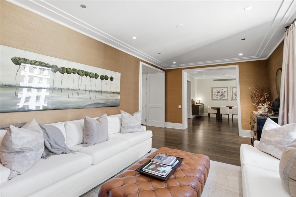 159 E Walton Place Unit: 8D