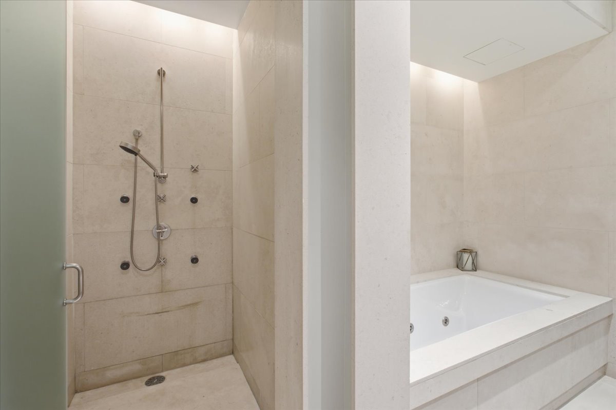 159 E Walton Place Unit: 8D