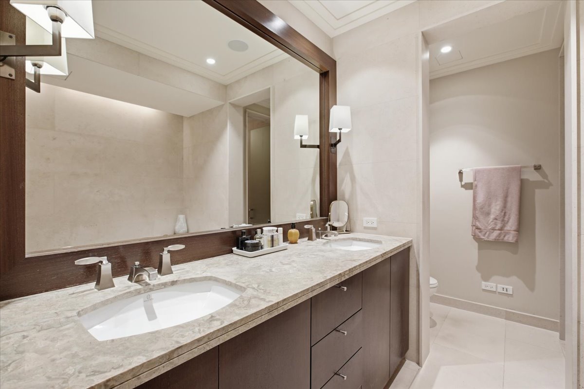 159 E Walton Place Unit: 8D