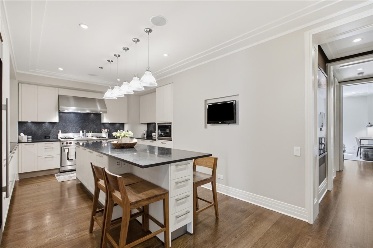 159 E Walton Place Unit: 8D