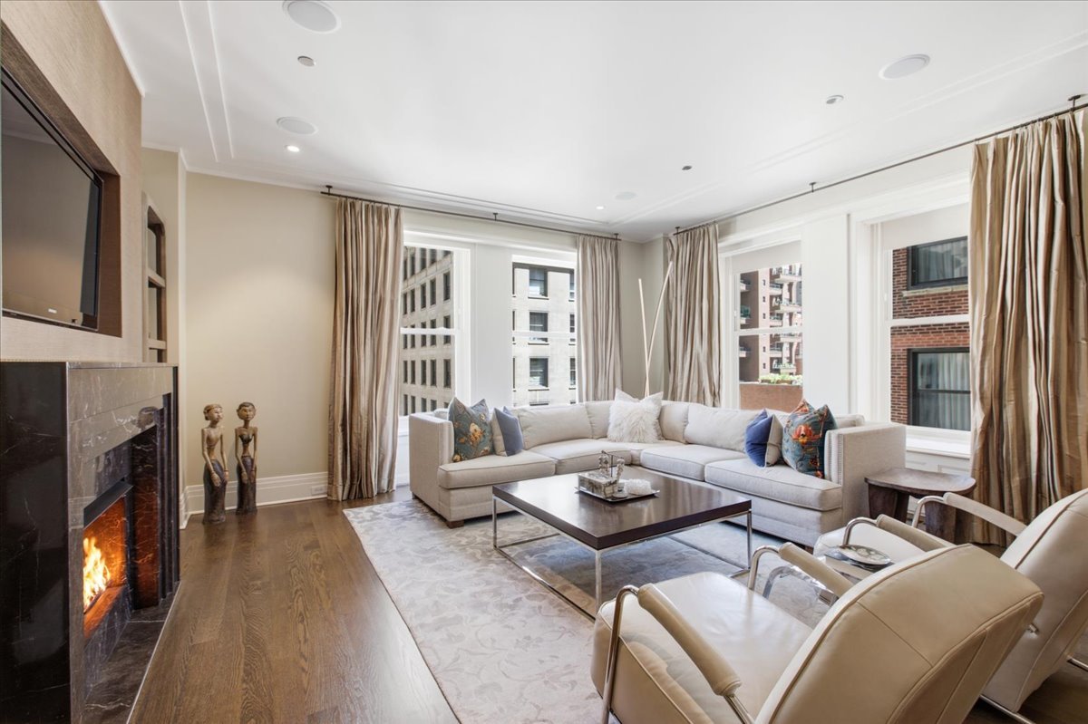 159 E Walton Place Unit: 8D