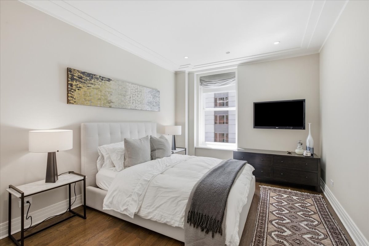 159 E Walton Place Unit: 8D