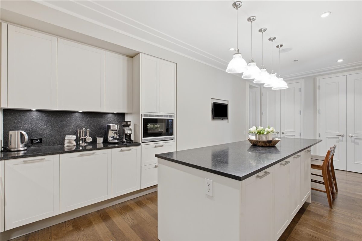 159 E Walton Place Unit: 8D