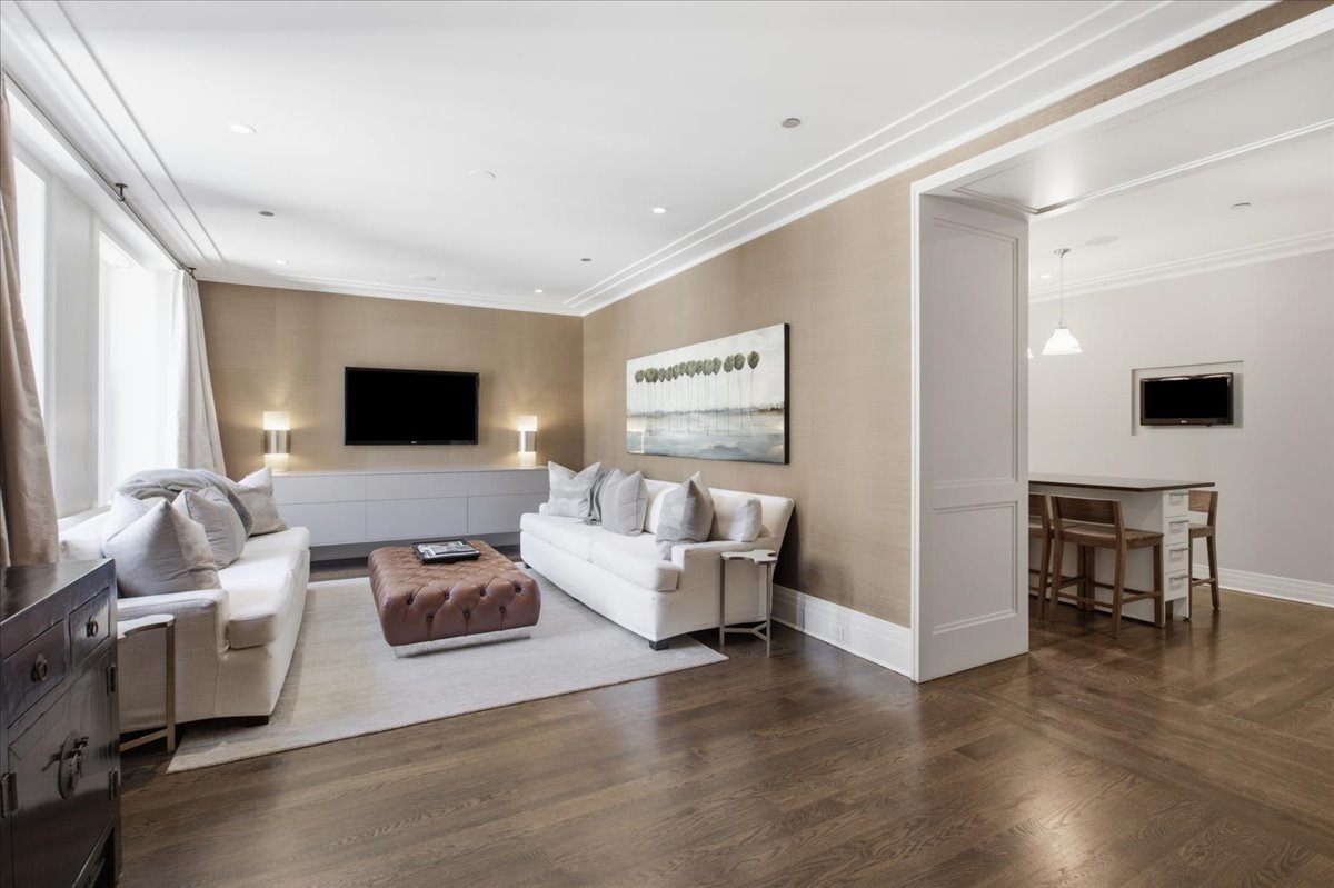 159 E Walton Place Unit: 8D